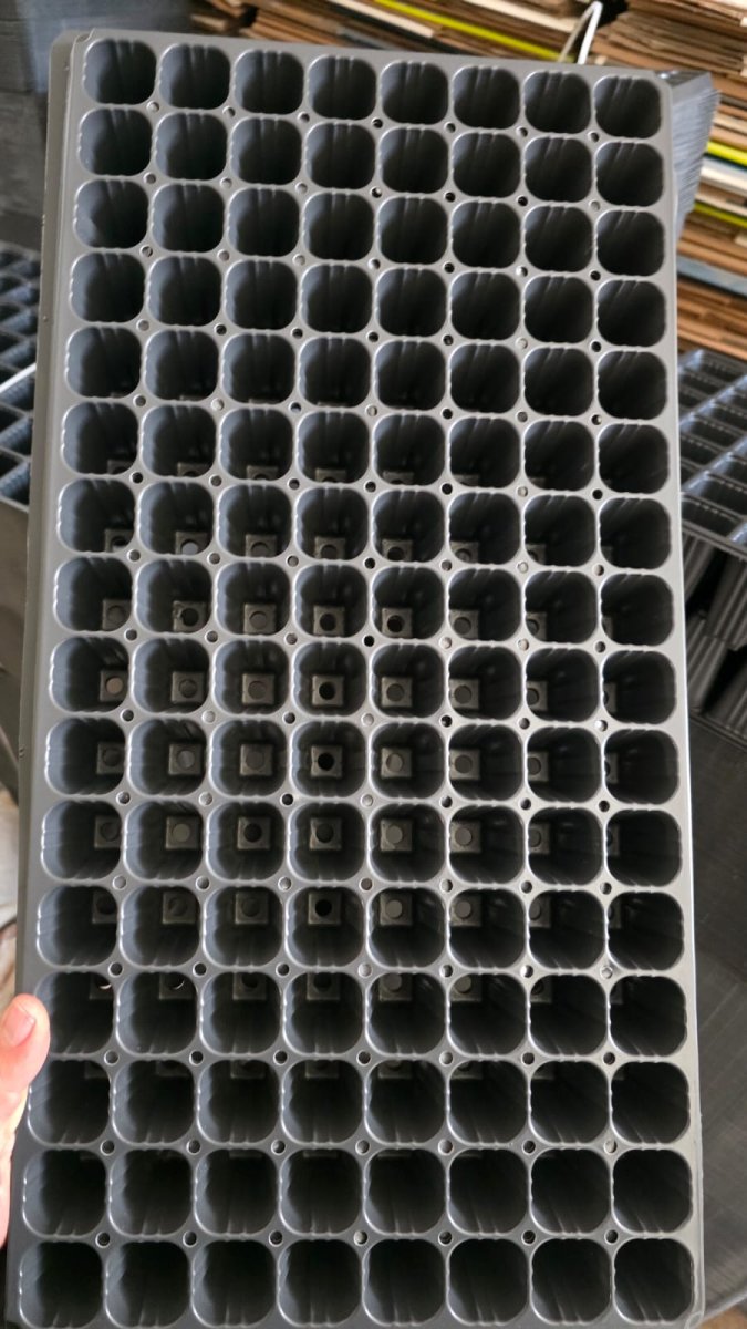 صواني بلاستك 128 خلية