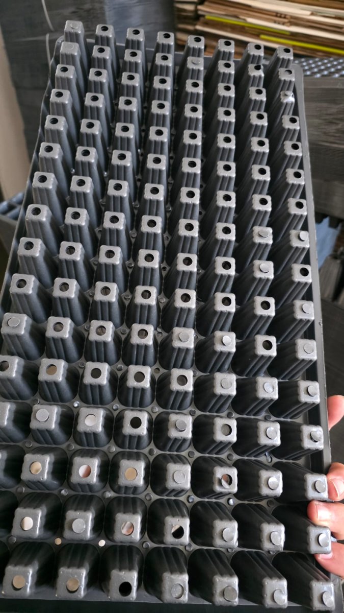 صواني بلاستك 128 خلية